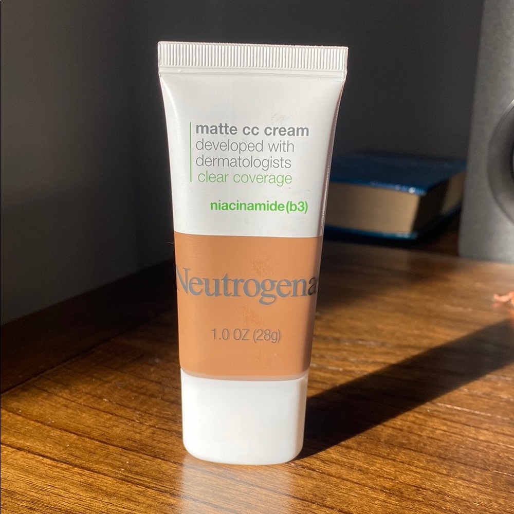 NWT Neutrogena Flawless Matte CC Cream with Niacinamide (b3) in Shade Amber 8.0